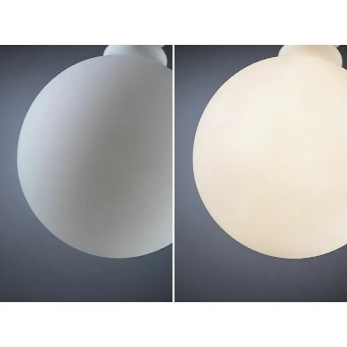 Paulmann LED-Lampe White Lampion Filament glatt - E27, Dimmbar, Warmweiß, 400 lm, 4 W - Nahaufnahme einer weißen, runden Deckenleuchte, einmal ausgeschaltet und einmal mit warmem Licht eingeschaltet, vor grauem Hintergrund.