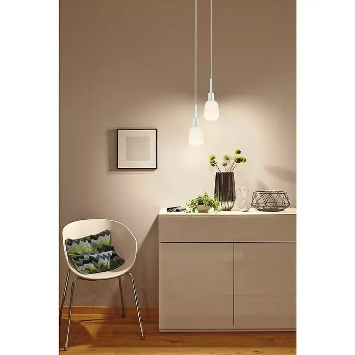 Paulmann URail Pendelleuchte DecoSystems - E14, Höhe: 135 cm, Signalweiß - Elegantes Interieur mit zwei weißen Pendelleuchten, die ein warmes Licht spenden. Moderne Dekoration mit minimalistischem Flair und stilvoller Beleuchtung.