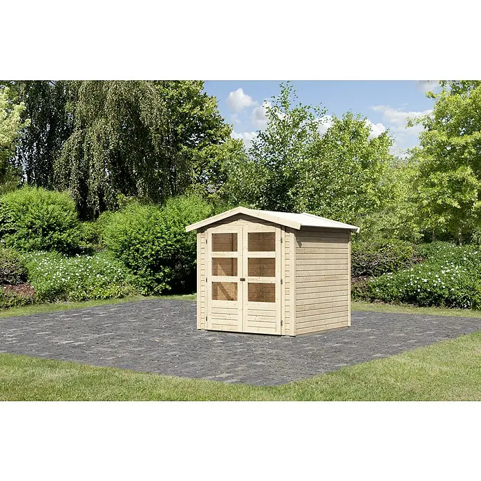 Karibu Gartenhaus Amberg - Außenmaß inkl. Dachüberstand (B x T): 213 x 197 cm, Holz, Natur - Ein helles Holzgartenhaus mit Doppeltür und Fenstern steht auf einem gepflasterten Bereich in einem Garten.