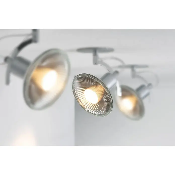 Paulmann LED-Lampe Reflektor QPAR111 - Nicht Dimmbar, Warmweiß, 4 W - Nahaufnahme von drei modernen, silberfarbenen Strahlern, die warmes Licht spenden und an einer Decke montiert sind.