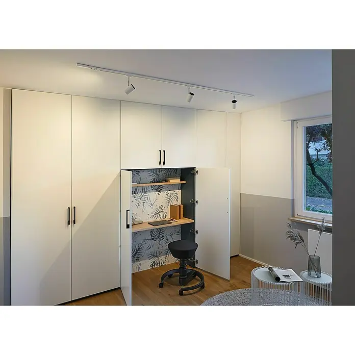 Paulmann URail End-Einspeisung - 16,1 cm, 1.000 W, Signalweiß - Integrierter Arbeitsplatz mit Bürostuhl in einem Schrank. Das stilvolle Design mit botanischem Muster macht den Arbeitsbereich attraktiv.