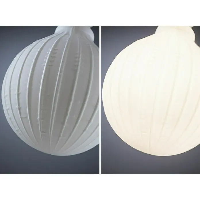 Paulmann LED-Lampe White Lampion Filament gestreift - E27, Dimmbar, Warmweiß, 400 lm, 4 W - Zwei Nahaufnahmen einer weißen, dekorativen Lampe mit einem gerippten Design, einmal unbeleuchtet und einmal beleuchtet.