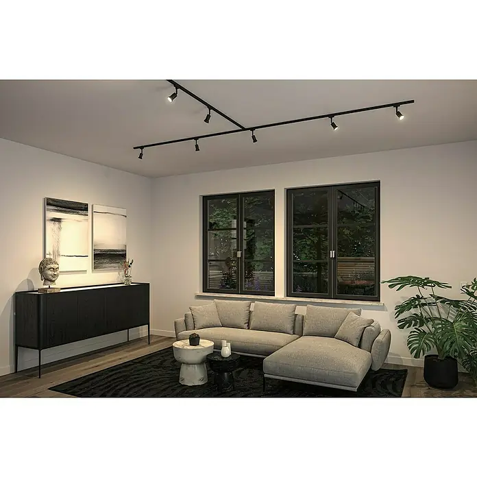 Paulmann URail LED-Spot Salt - 10 W, Schwarz matt, 3,5 x 4,5 x 11,3 cm - Innenaufnahme eines Wohnzimmers mit schwarzer Schienenbeleuchtung an der Decke, die den Raum erhellt.