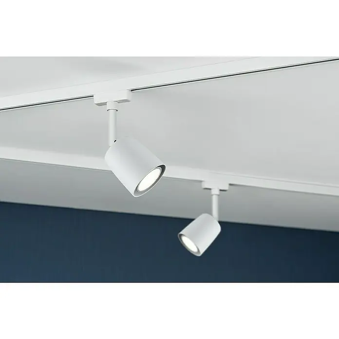 Paulmann URail LED-Spot Cover - 10 W, Signalweiß, GU10 - Nahaufnahme von zwei weißen LED-Deckenspots, die an einer weißen Schiene befestigt sind und eine moderne Beleuchtungslösung bieten.