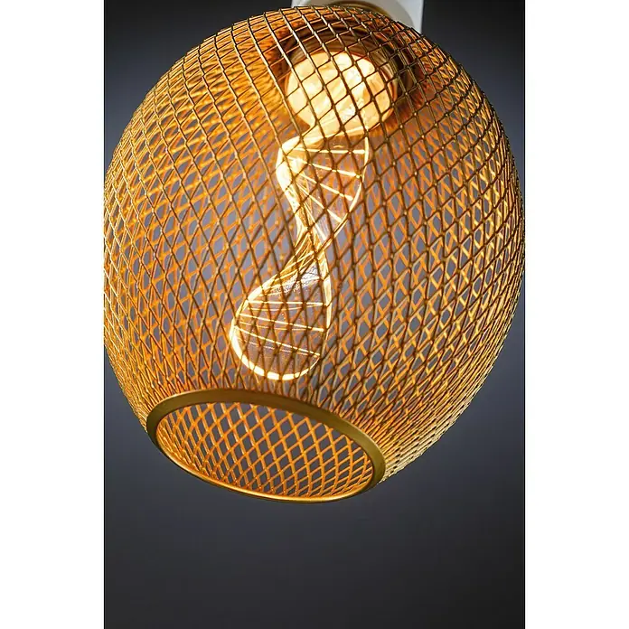 Paulmann LED-Lampe Metallic Glow Helix GlobeE27, Dimmbarkeit: Nicht Dimmbar, Warmweiß, 130 lm, 3,5 W, Farbe: Messing - Nahaufnahme einer goldenen Drahtgeflecht-Pendelleuchte mit einer dekorativen Glühbirne, die warmes Licht ausstrahlt.