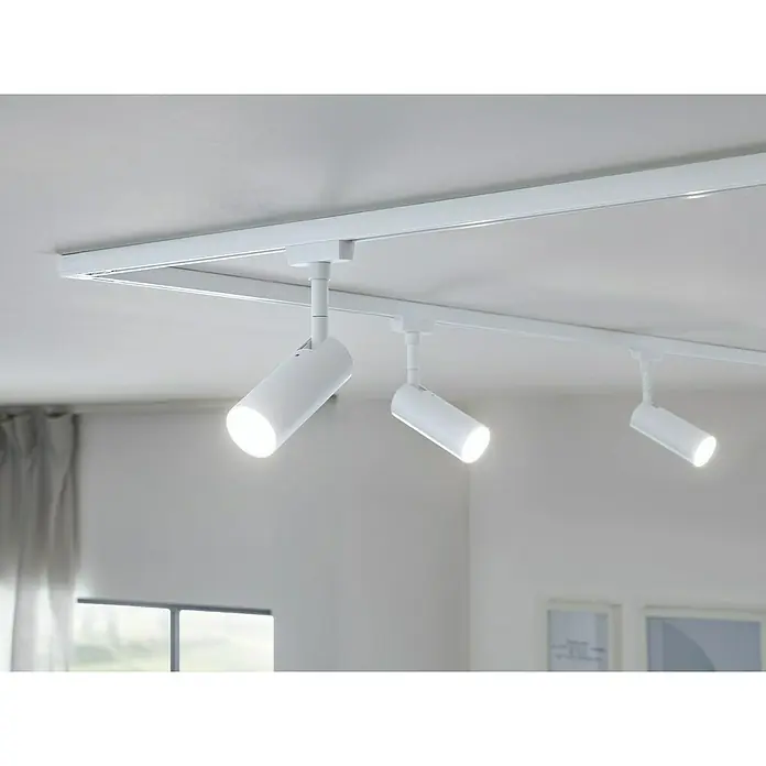 Paulmann URail LED-Spot Tubo - 5 W, Warmweiß, Signalweiß - Deckenleuchte mit drei Strahlern. Die weißen Lampen sind an einer Schiene befestigt und leuchten hell im Raum. Elegante Beleuchtungslösung.