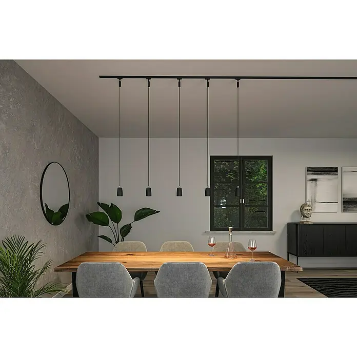 Paulmann URail Pendelleuchte CoverØ x H: 6,5 x 122 cm, Schwarz matt - Eine stilvolle Deckenleuchte mit mehreren schwarzen Lampen über einem Esstisch, die moderne Eleganz in den Raum bringt.
