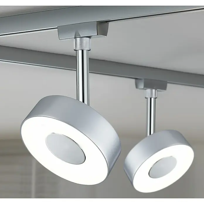 Paulmann URail LED-Spot Circle - Chrom matt, 5 x 9,8 x 15,4 cm, Neutralweiß - Nahaufnahme von zwei modernen silbernen LED-Deckenstrahlern, die an einer Schiene befestigt sind und helles, indirektes Licht spenden.