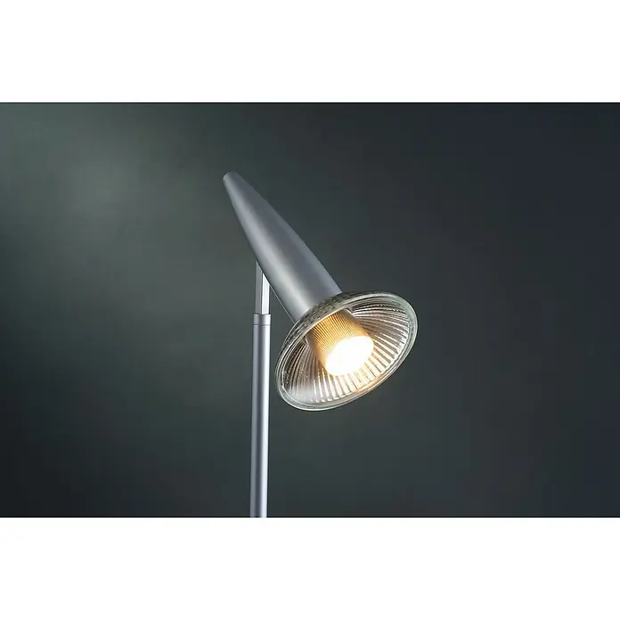 Paulmann LED-Lampe Reflektor QPAR111 - Nicht Dimmbar, Warmweiß, 4 W - Nahaufnahme einer modernen Stehlampe mit silbernem Gehäuse und geriffeltem Glasschirm, die ein warmes Licht ausstrahlt.