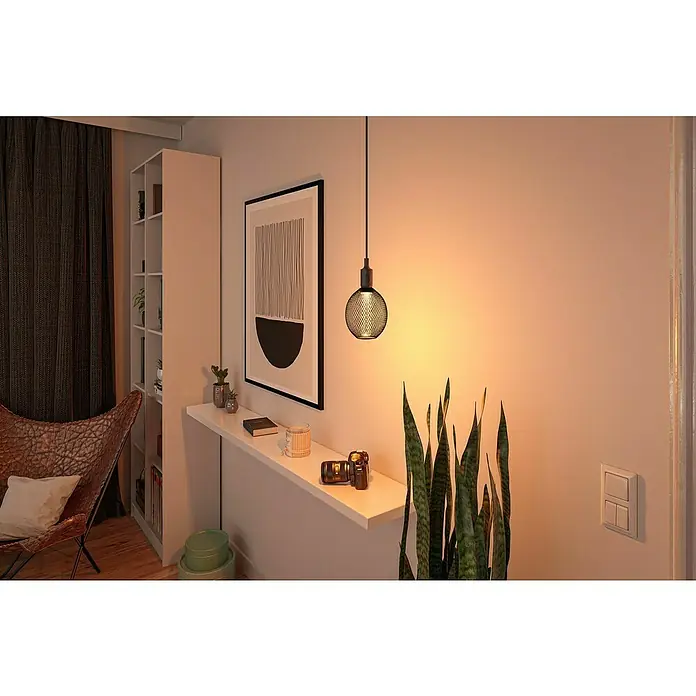 Paulmann LED-Lampe Metallic Glow SpiralE27, Dimmbarkeit: Nicht Dimmbar, Warmweiß, 200 lm, 4,2 W, Farbe: Schwarz - Stimmungsvolles Interieur mit einer dekorativen Hängelampe im Fokus, die ein warmes Licht verbreitet und dem Raum eine gemütliche Atmosphäre verleiht.