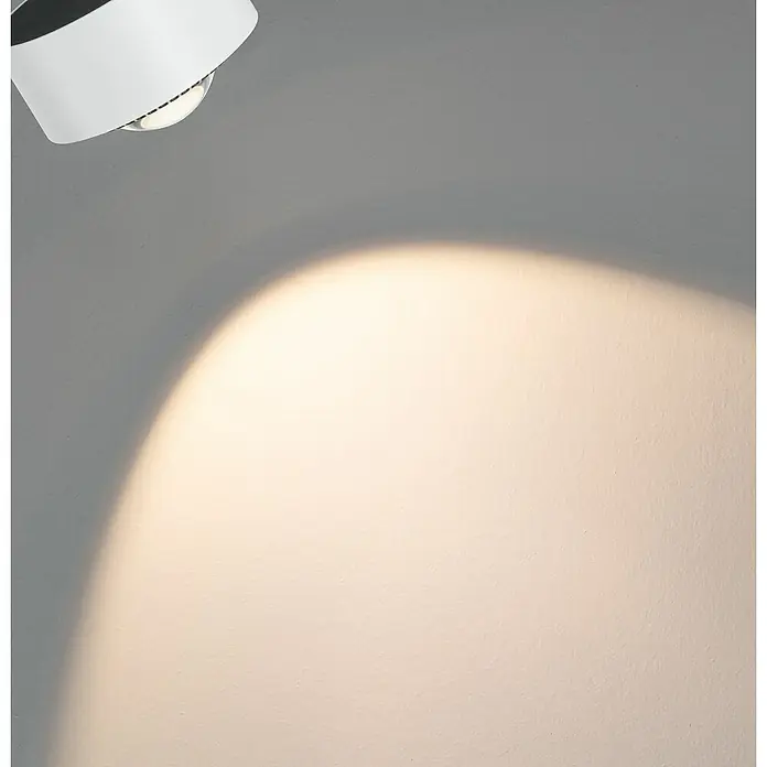 Paulmann URail LED-Spot Aldan - Signalweiß, Kaltweiß, Ø x H: 9,9 x 17,9 cm - Nahaufnahme einer Wandleuchte mit warmem Lichtkegel, ideal zur Akzentuierung von Wandbereichen.