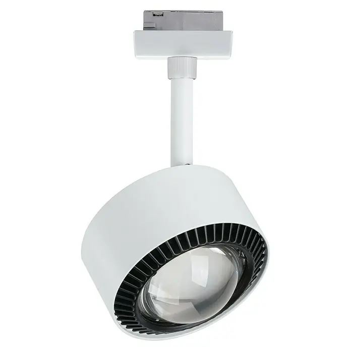 Paulmann URail LED-Spot Aldan - Signalweiß, Kaltweiß, Ø x H: 9,9 x 17,9 cm - Nahaufnahme einer weißen LED-Strahlerleuchte mit schwarzem Kühlkörper und durchsichtiger Linse vor schwarzem Hintergrund.