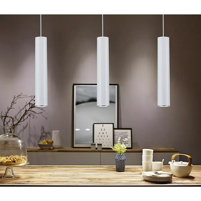 Paulmann URail Pendelleuchte Catalejo - Signalweiß, Höhe: 150 cm - Drei moderne, zylindrische Pendelleuchten in Weiß hängen über einem Holztisch mit Geschirr und Dekorationen. Elegante Beleuchtung für den Essbereich.