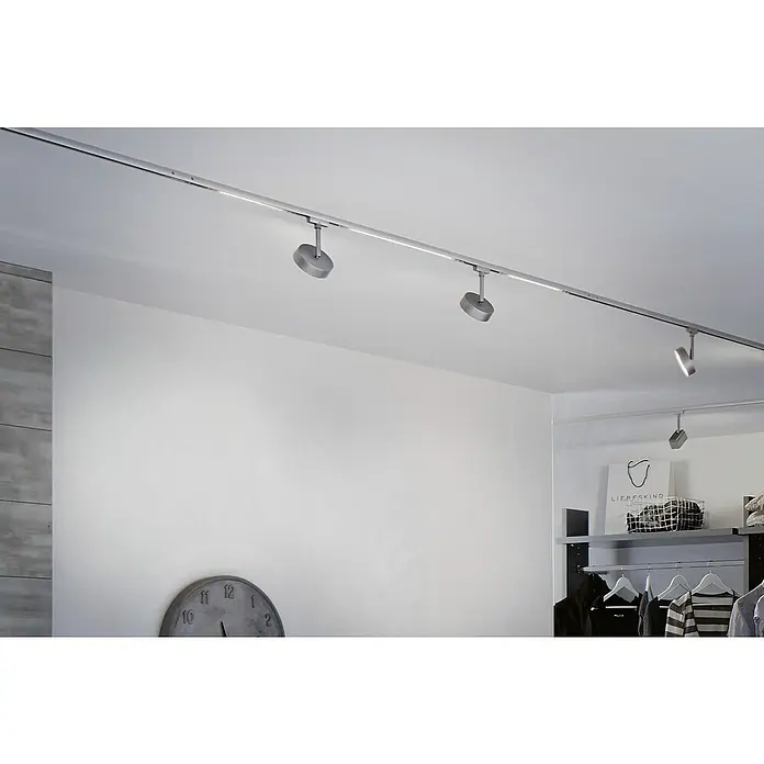 Paulmann URail LED-Spot Circle - Chrom matt, 5 x 9,8 x 15,7 cm - Aufnahme von einer modernen Deckenleuchte mit mehreren Strahlern an einer Schiene, die ein helles und gleichmäßiges Licht erzeugt.