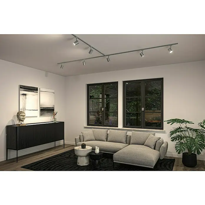 Paulmann URail LED-Spot Luxe - 10 W, Chrom matt, 6,5 x 9 x 16,3 cm - Ein Wohnzimmer mit einer modernen, grauen Schiene mit sechs Strahlern, die den Raum elegant beleuchten und hervorheben.