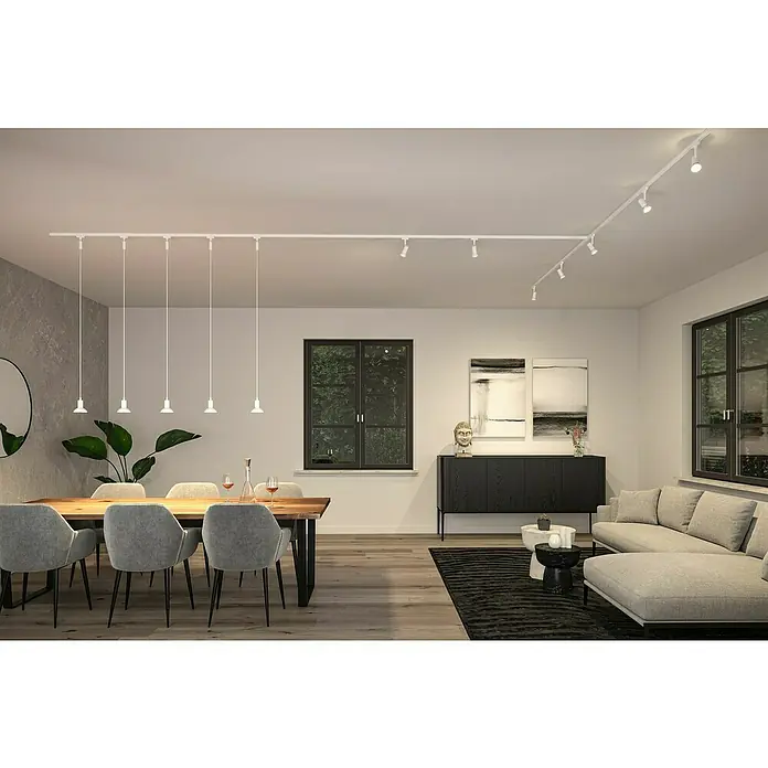Paulmann URail LED-Spot Runa - 10 W, Signalweiß, 3,5 x 6 x 13,3 cm - Das Bild zeigt ein modernes Wohnzimmer mit einer auffälligen weißen Schienenbeleuchtung, die sowohl Pendel- als auch Strahler umfasst.