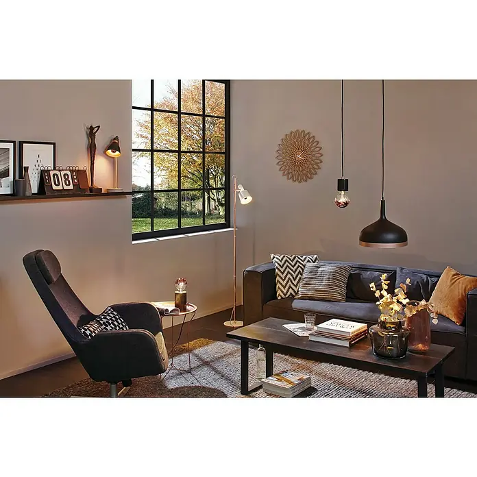 Paulmann LED-Lampe Modern Classic Edition - Dimmbar, Warmweiß, 360 lm - Das Bild zeigt ein Wohnzimmer mit einer Stehlampe, einer Tischlampe und einer Hängelampe, die alle von einem Fenster beleuchtet werden.