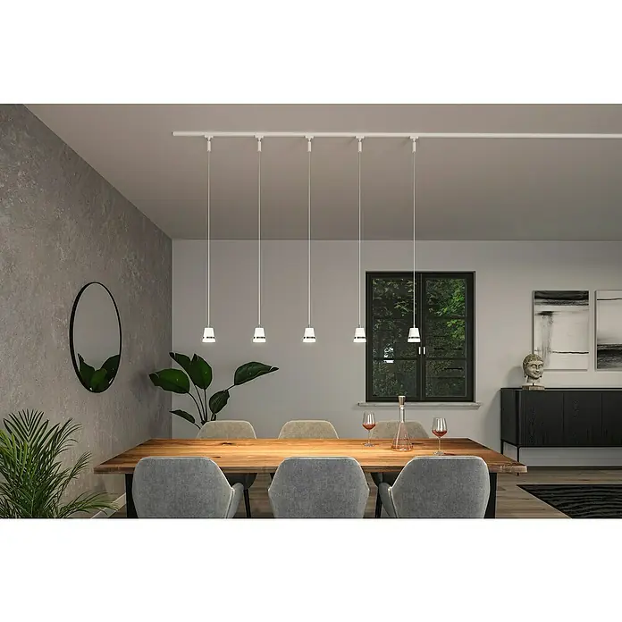 Paulmann URail Pendelleuchte Cone - Ø x H: 8,4 x 121,4 cm, Signalweiß - Das Bild zeigt eine moderne Pendelleuchte über einem Esstisch, die durch ihr schlichtes Design und die Beleuchtung eine angenehme Atmosphäre schafft.