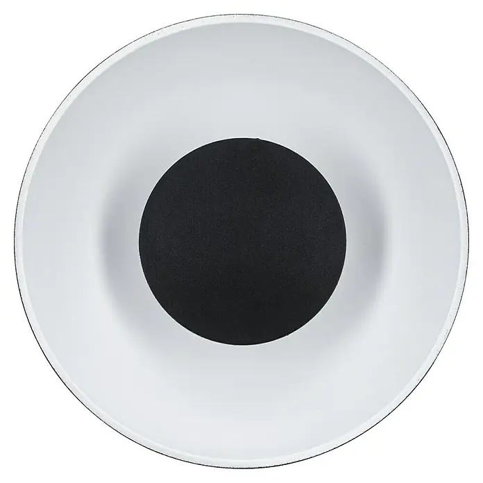 Paulmann LED-Lampe Reflektor Standard - Dimmbar, Warmweiß, 360 lm, 4,9 W, Schwarz - Nahaufnahme einer stilvollen weißen Salatschüssel mit einer schwarzen Kugel in der Mitte, die ein modernes Küchendesign präsentiert.