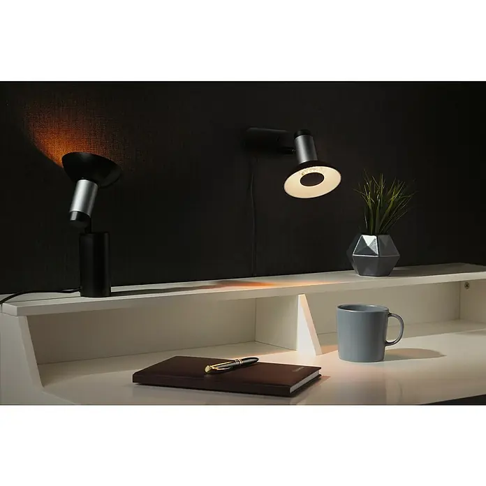 Paulmann LED-Lampe Reflektor Standard - Dimmbar, Warmweiß, 170 lm, 4,9 W - Schreibtisch mit zwei Lampen, einem Notizbuch, einem Stift und einer Tasse, die eine warme und gemütliche Atmosphäre schaffen.