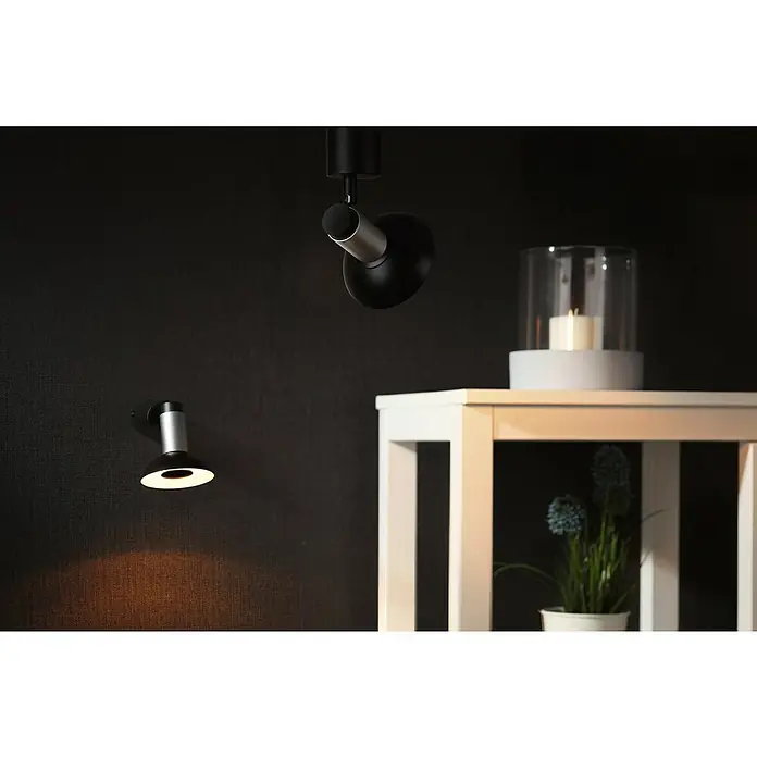 Paulmann LED-Lampe Reflektor Standard - Dimmbar, Warmweiß, 360 lm, 4,9 W, Schwarz - Das Bild zeigt zwei stylische, moderne Leuchten, eine Deckenleuchte und eine Wandleuchte, die ein elegantes, dunkles Interieur beleuchten.