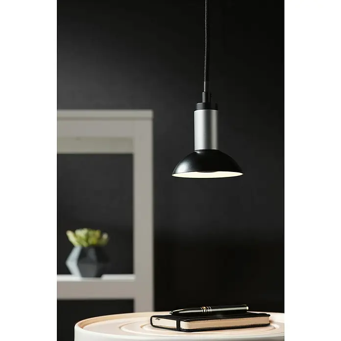 Paulmann LED-Lampe Reflektor Standard - Dimmbar, Warmweiß, 360 lm, 4,9 W, Schwarz - Nahaufnahme einer stilvollen Hängeleuchte mit schwarzem Schirm und silberfarbenem Gehäuse, die eine moderne Atmosphäre schafft.