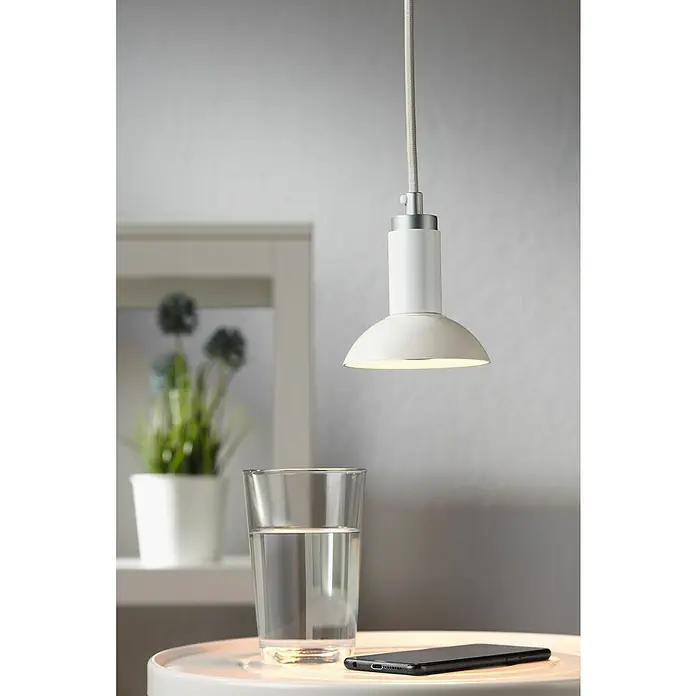 Paulmann LED-Lampe Reflektor Standard - Dimmbar, Warmweiß, 360 lm, 4,9 W, Weiß - Nahaufnahme einer Hängelampe, die über einem Nachttisch mit einem Glas Wasser und einem Smartphone hängt.