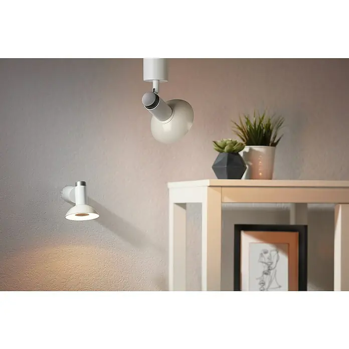 Paulmann LED-Lampe Reflektor Standard - Dimmbar, Warmweiß, 360 lm, 4,9 W, Silber - Nahaufnahme von zwei modernen weißen Strahlern, einer an der Wand montiert und einer an der Decke, die einen stilvollen Innenraum beleuchten.