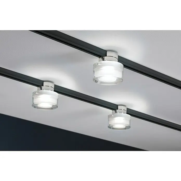 Paulmann URail LED-Spot Topa Dot - Chrom matt, Ø x H: 8 x 13 cm - Drei moderne LED-Schienenstrahler mit klarem Glas und Chromdetails, die an einer schwarzen Deckenschiene befestigt sind und helles Licht spenden.