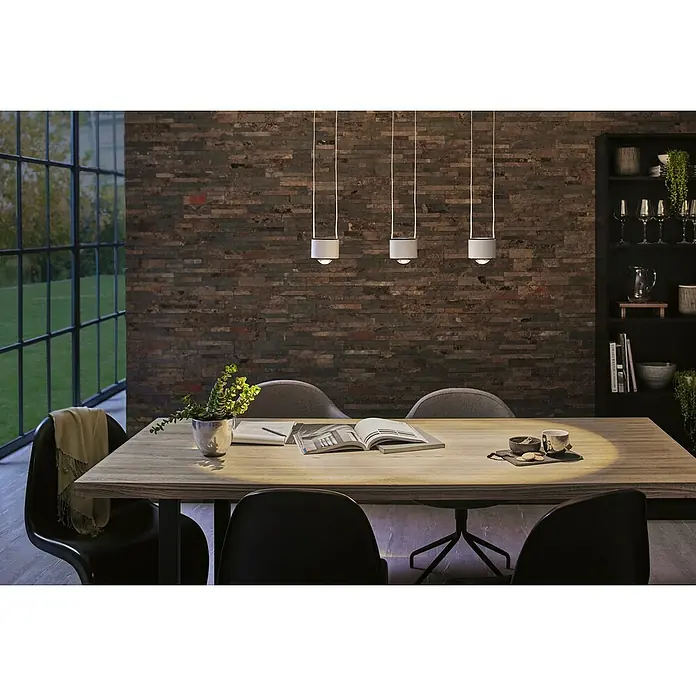 Paulmann URail LED-Pendelleuchte Aldan - Neutralweiß, Chrom matt, Ø x H: 10 x 150 cm, 4.000 K - Einrichtung mit modernen Pendelleuchten über einem Esstisch mit Geschirr und Dekoration, die eine gemütliche Atmosphäre schaffen.