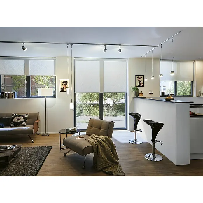 Paulmann URail LED-Pendelleuchte Capsule II - Neutralweiß, Chrom matt, Ø x H: 8,7 x 130 cm - Helle Wohnung mit modernen Rollos an den Fenstern, die für Privatsphäre und sanftes Licht sorgen. Das Interieur ist stilvoll mit schlichten Möbeln.