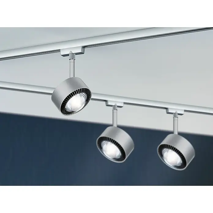 Paulmann URail LED-Spot Aldan - Chrom matt, Neutralweiß, Ø x H: 9,8 x 17 cm - Nahaufnahme von drei modernen, silbernen LED-Strahlern an einer Schiene unter einer Decke, die ein helles, gerichtetes Licht abgeben.