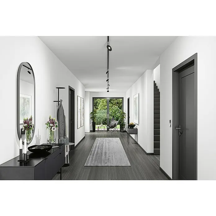 Paulmann URail LED-Spot Sphere - Schwarz matt, L x B x H: 3,2 x 11,98 x 18,3 cm - Das Bild zeigt einen modernen Flur mit einem eleganten Spiegel, einer schwarzen Kommode und einem stilvollen Kleiderständer. Die minimalistische Einrichtung wirkt einladend.