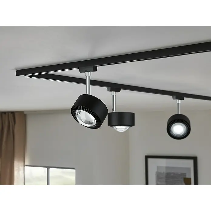 Paulmann URail LED-Spot Aldan - Schwarz matt, Neutralweiß, Ø x H: 9,8 x 17 cm - Schwarzes Schienensystem mit drei Strahlern an einer Decke, die ein modernes Beleuchtungsdesign bieten.