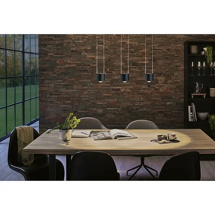 Paulmann URail LED-Pendelleuchte Aldan - Neutralweiß, Schwarz matt, Ø x H: 10 x 150 cm, 4.000 K - Ein Esstisch mit drei modernen, zylinderförmigen Pendelleuchten in Schwarz, die das Zentrum des Tisches beleuchten und eine angenehme Atmosphäre schaffen.