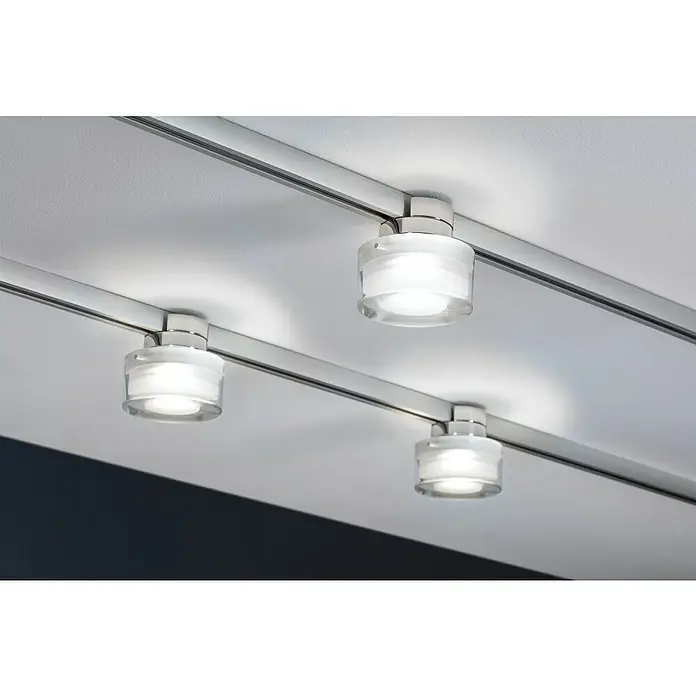 Paulmann URail LED-Spot Topa Dot - Chrom matt, Ø x H: 8 x 13 cm - Nahaufnahme von drei stilvollen Deckenspots mit klaren Glaskörpern und silbernen Akzenten, die modernes Lichtdesign zeigen.