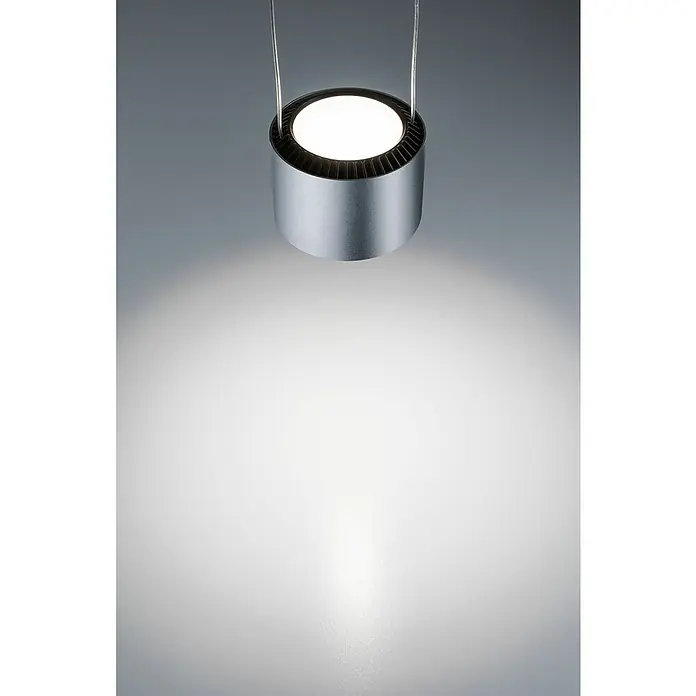 Paulmann URail LED-Pendelleuchte Aldan - Neutralweiß, Chrom matt, Ø x H: 10 x 150 cm, 4.000 K - Ein zylindrischer LED-Strahler aus gebürstetem Aluminium, der von dünnen Kabeln hängt und einen hellen Lichtkegel nach unten wirft.