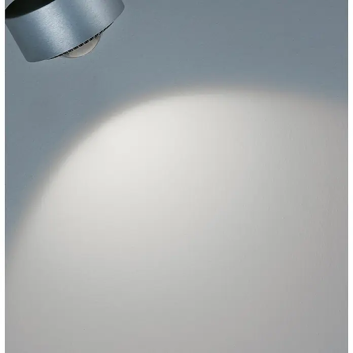 Paulmann URail LED-Spot Aldan - Chrom matt, Neutralweiß, Ø x H: 9,8 x 17 cm - Nahaufnahme einer modernen Deckenleuchte mit gebürsteter Metalloberfläche, die einen hellen Lichtkegel auf eine weiße Wand wirft.
