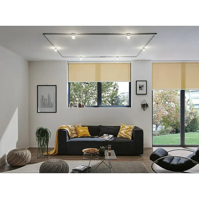 Paulmann URail LED-Spot Topa Dot - Chrom matt, Ø x H: 8 x 13 cm - Wohnzimmer mit schwarzem Sofa, modernen Lichtschienensystem an der Decke und beigen Rollos für ein stilvolles Ambiente.