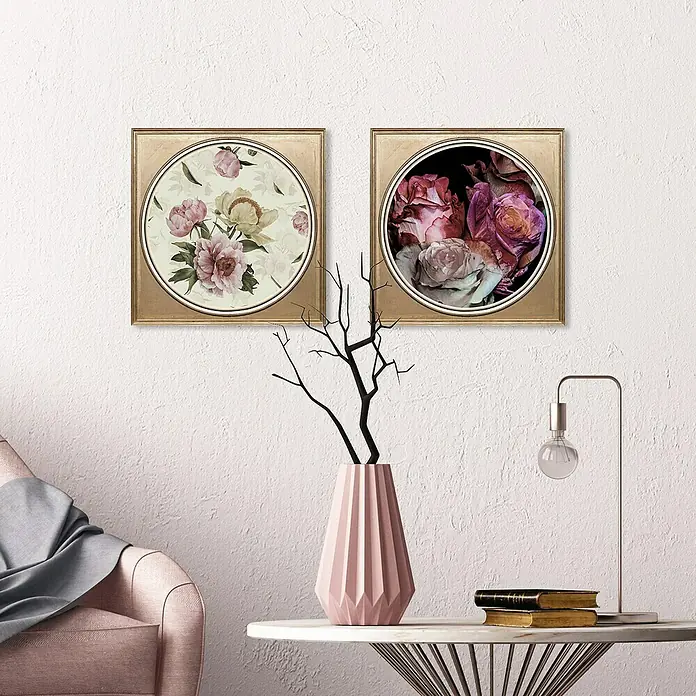 Glasbild - Blumen, B x H: 40 x 40 cm - Zwei gerahmte Blumenbilder an der Wand, die eine stilvolle Dekoration mit Vase und Lampe ergänzen.