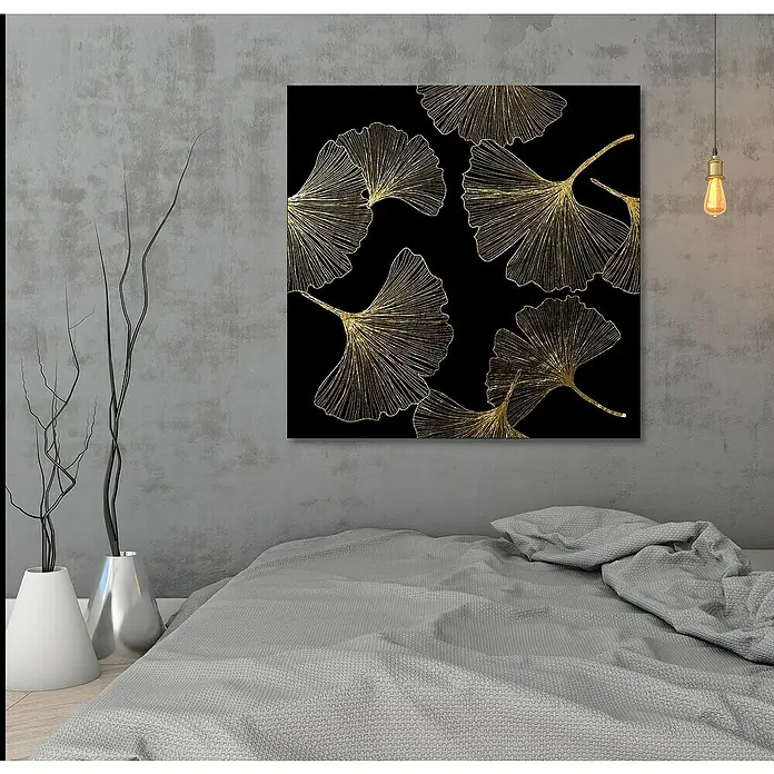 Glasbild - Blätter Gold, B x H: 40 x 40 cm - Nahaufnahme einer Leinwand mit goldenen Ginkgo-Blättern auf einem modernen grauen Hintergrund.