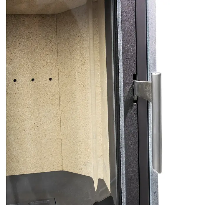 Justus Kaminofen Usedom 5 II - 5,5 kW, Raumheizvermögen: 88 m³, Material Verkleidung: Stahl, Schwarz - Nahaufnahme eines Kaminofens mit Türgriff, der die robuste Bauweise und das elegante Design des Ofens hervorhebt.