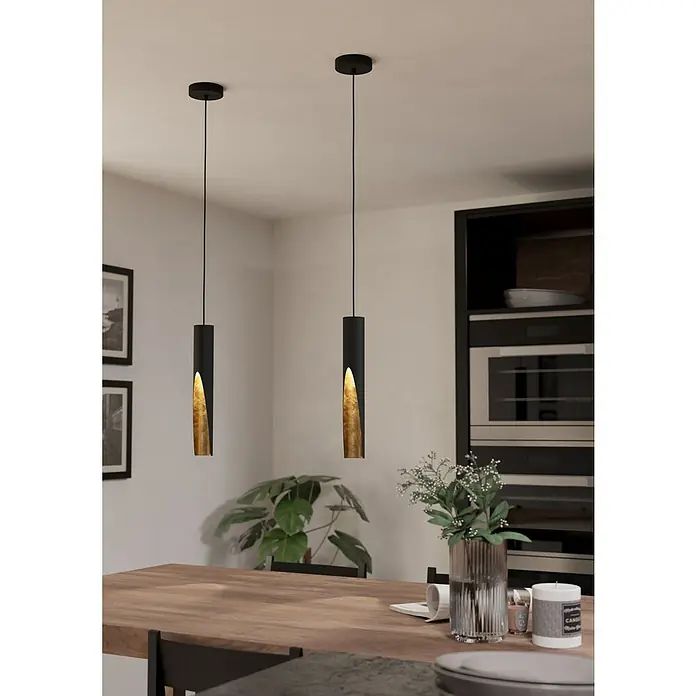 Eglo LED-Pendelleuchte Barbotto - 4,5 W, L x B x H: 92,5 x 6 x 110 cm, Schwarz, Warmweiß, Anzahl Leuchtmittel: 1 Stk. - Zwei moderne Pendelleuchten mit schwarzem Gehäuse und goldenem Akzent über einem Holztisch in einem stilvollen Esszimmer.