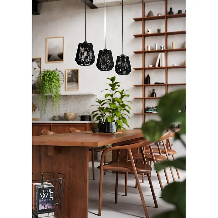 Eglo Persley LED-Pendelleuchte Persley - 60 W, Anzahl Leuchtmittel: 3 Stk. - Drei schwarze Hängeleuchten aus Seil über einem Holztisch mit Stühlen, die eine warme und einladende Atmosphäre schaffen.