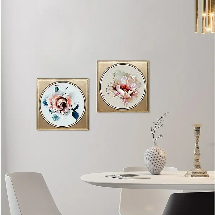 Glasbild - Blume, B x H: 60 cm x 60 mm - Zwei gerahmte Blumenbilder an einer weißen Wand über einem Tisch. Die Bilder sind in Gold gehalten und zeigen abstrakte florale Motive.