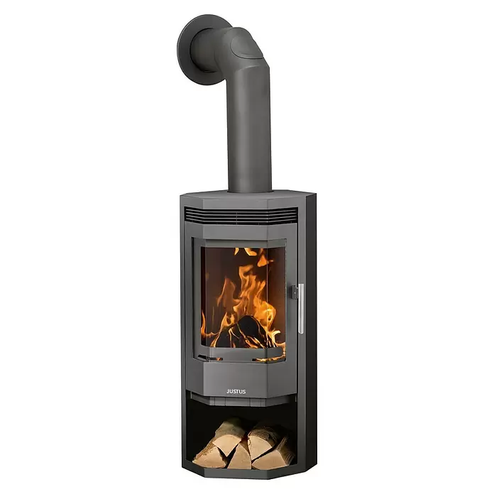 Justus Kaminofen Usedom 5 D - 5,5 kW, Raumheizvermögen: 88 m³, Material Verkleidung: Stahl, Gussgrau - Dunkelgrauer Kaminofen mit sichtbaren Flammen durch die Glastür, integriertem Holzfach und Rauchrohr.