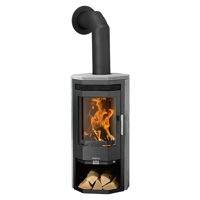 Justus Kaminofen Usedom 5 D - 5,5 kW, Raumheizvermögen: 88 m³, Material Verkleidung: Speckstein, Schwarz - Moderner schwarz-grauer Kaminofen mit sichtbaren Flammen und Holzlagerung, inklusive schwarzem Rauchrohr.