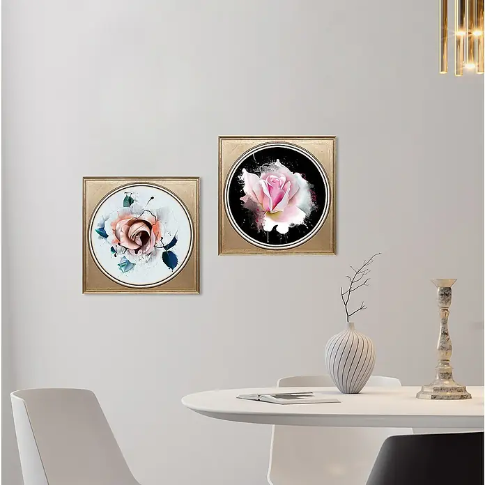 Glasbild - Rose, B x H: 60 x 60 cm - Zwei Wandbilder mit Rosenmotiven in goldenen Rahmen über einem Tisch mit Dekorationsgegenständen.