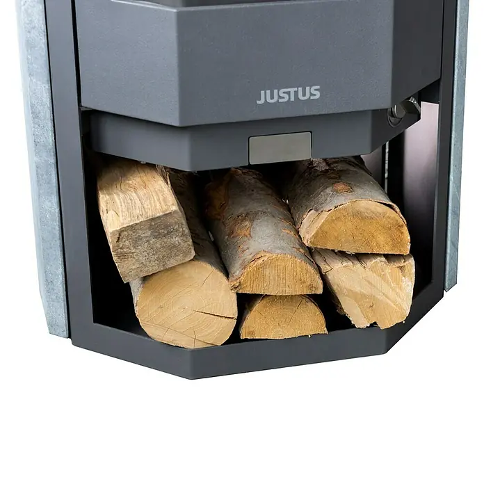 Justus Kaminofen Usedom 5 II - 5,5 kW, Raumheizvermögen: 88 m³, Material Verkleidung: Stahl, Schwarz - Detailaufnahme eines Justus Kaminofens mit Holzfach, gefüllt mit Holzscheiten. Elegantes Design trifft auf Funktionalität.