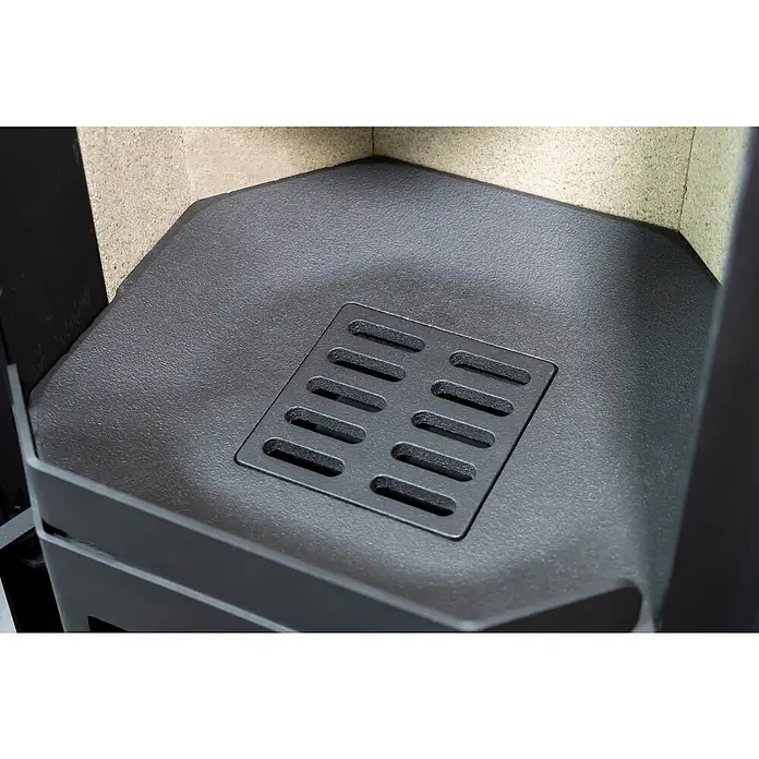 Justus Kaminofen Usedom 5 II - 5,5 kW, Raumheizvermögen: 88 m³, Material Verkleidung: Stahl, Schwarz - Nahaufnahme eines schwarzen Pelletofens mit einem quadratischen Lüftungsgitter, das Wärme effizient abstrahlt.\n